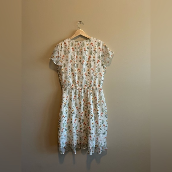 Sam Edelman Floral Dress, Ruched Waist, Cream color, Size 8 - Picture 10 of 10